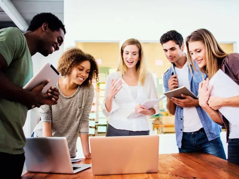 Les avantages d’étudier les stratégies et animation de réseaux sociaux